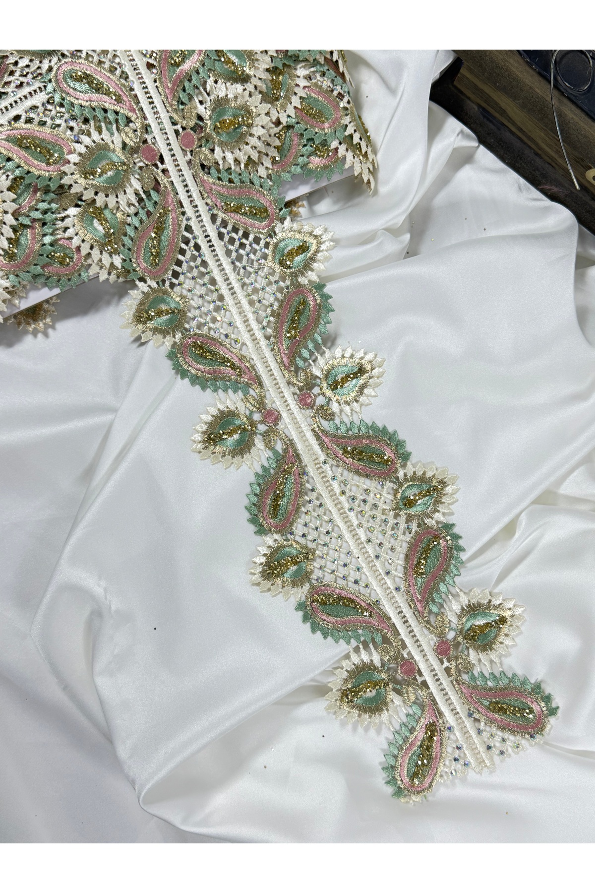 gold sim ve yapışma taş detaylı çok renkli dantel - Görsel 4
