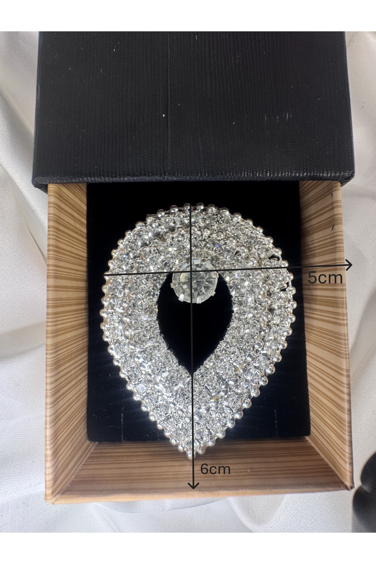damla formlu iğneli kristal taşlı broş
