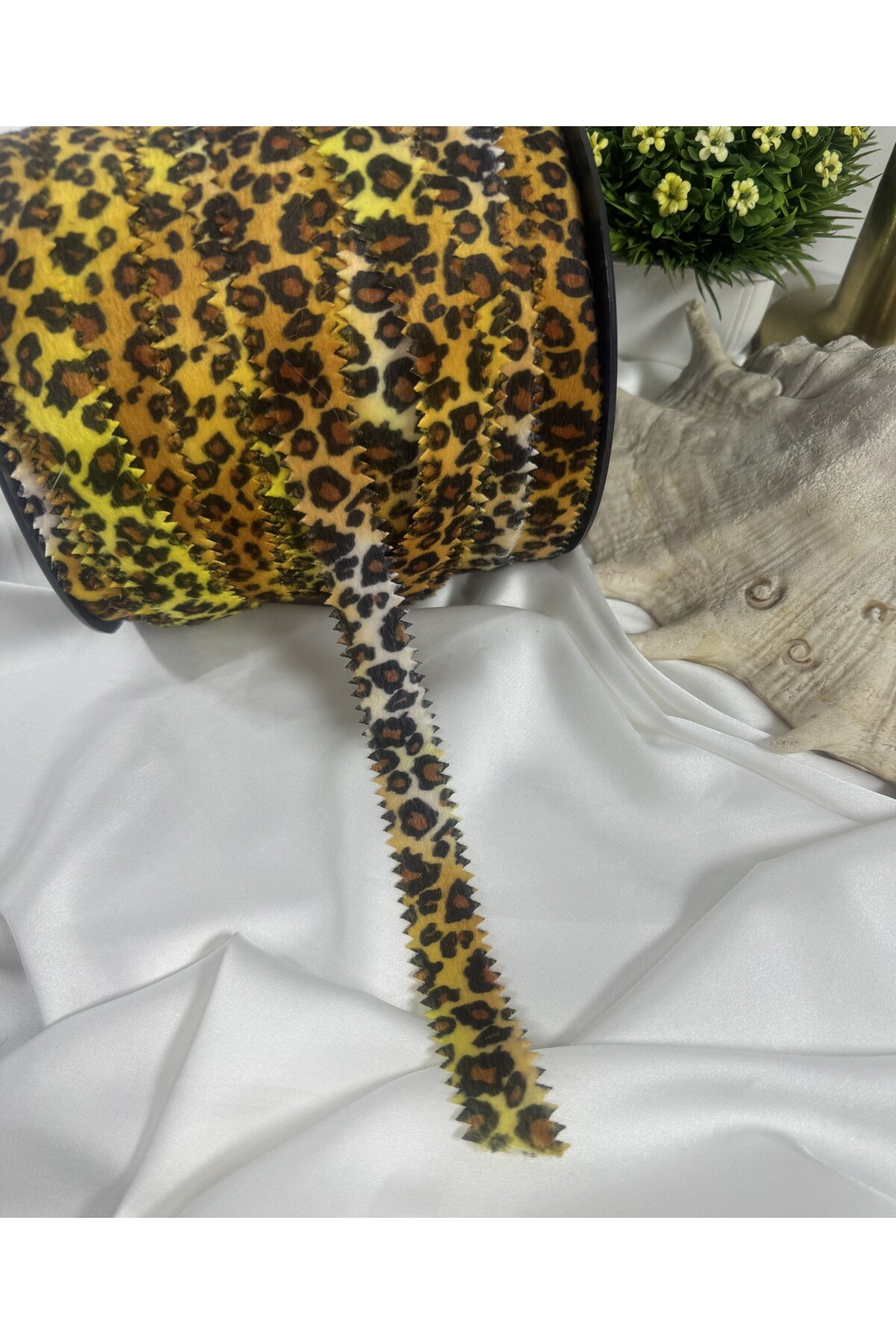 leopar desenli lazer kesim süet şerit - Görsel 2