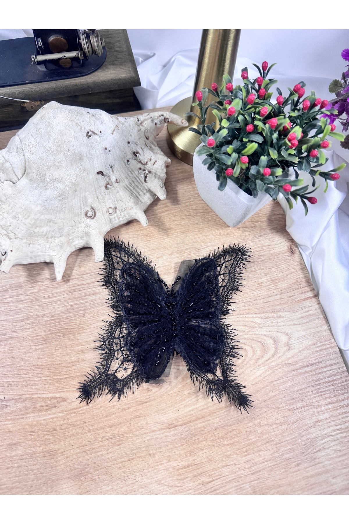 kelebek dantel motif işlemeli