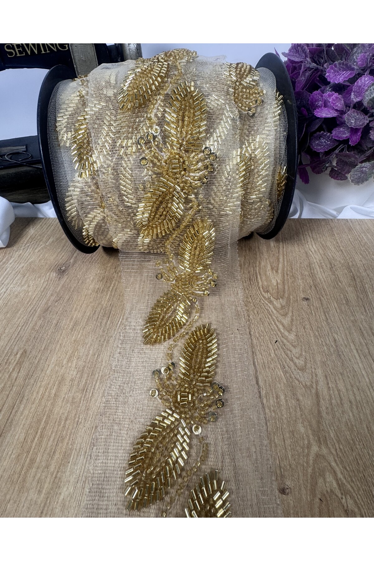 tül şerit üstüne desenli boncuk işleme