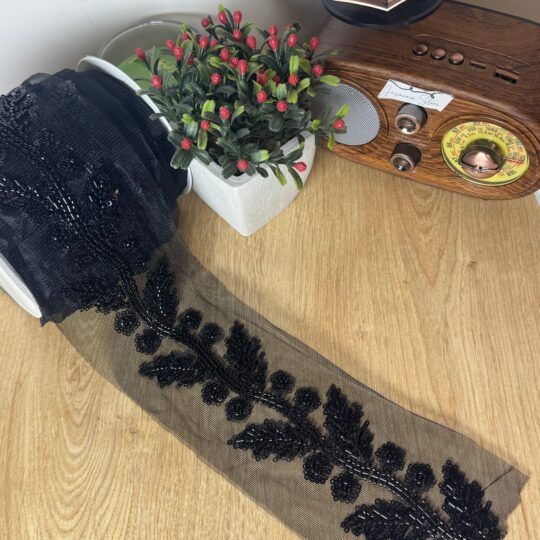 Çiçek ve yaprak motifli boncuk işlemeli tül şerit (1mt)