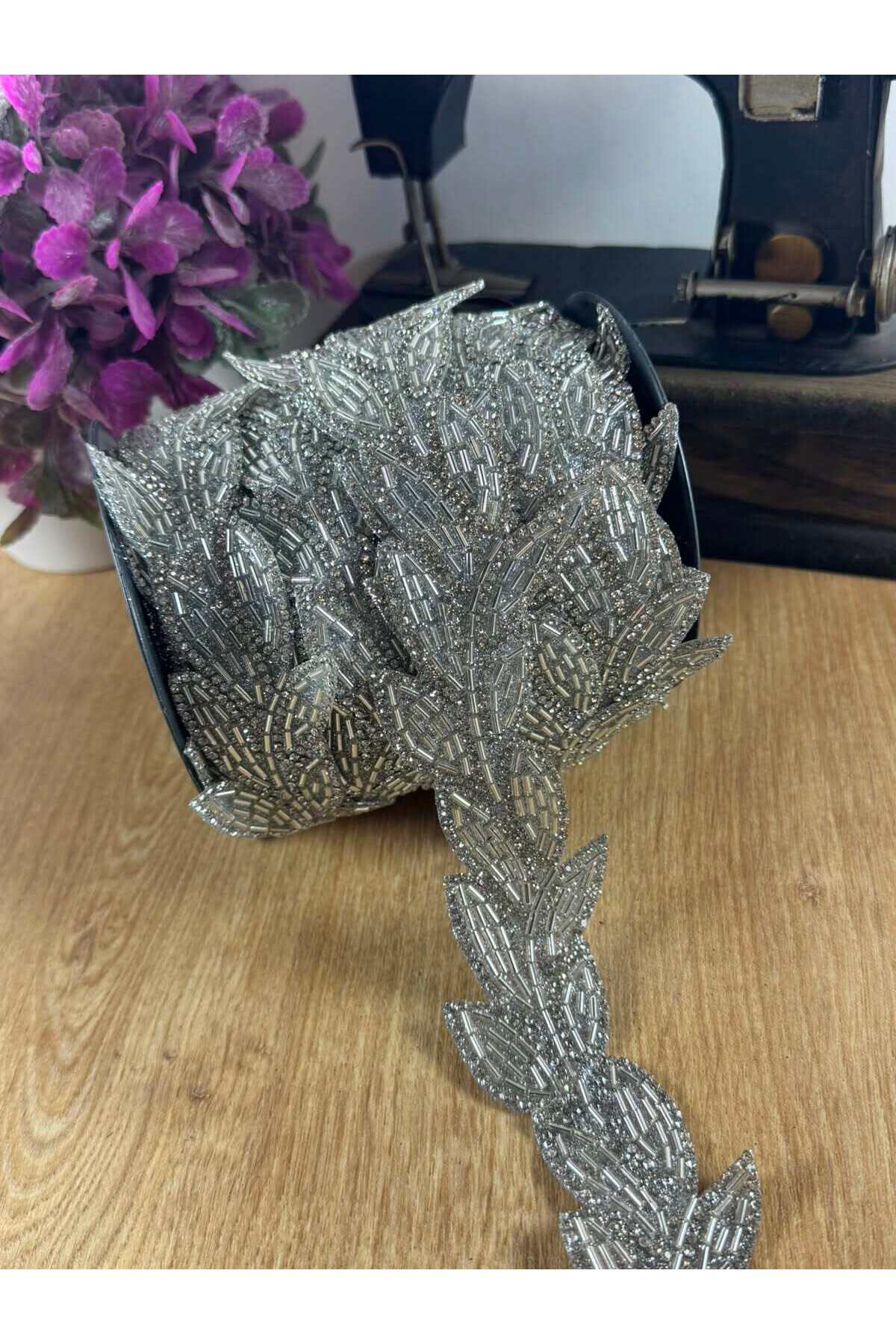 Yaprak desenli kristal taşlı yapışkanlı şerit aksesuar(1mt)