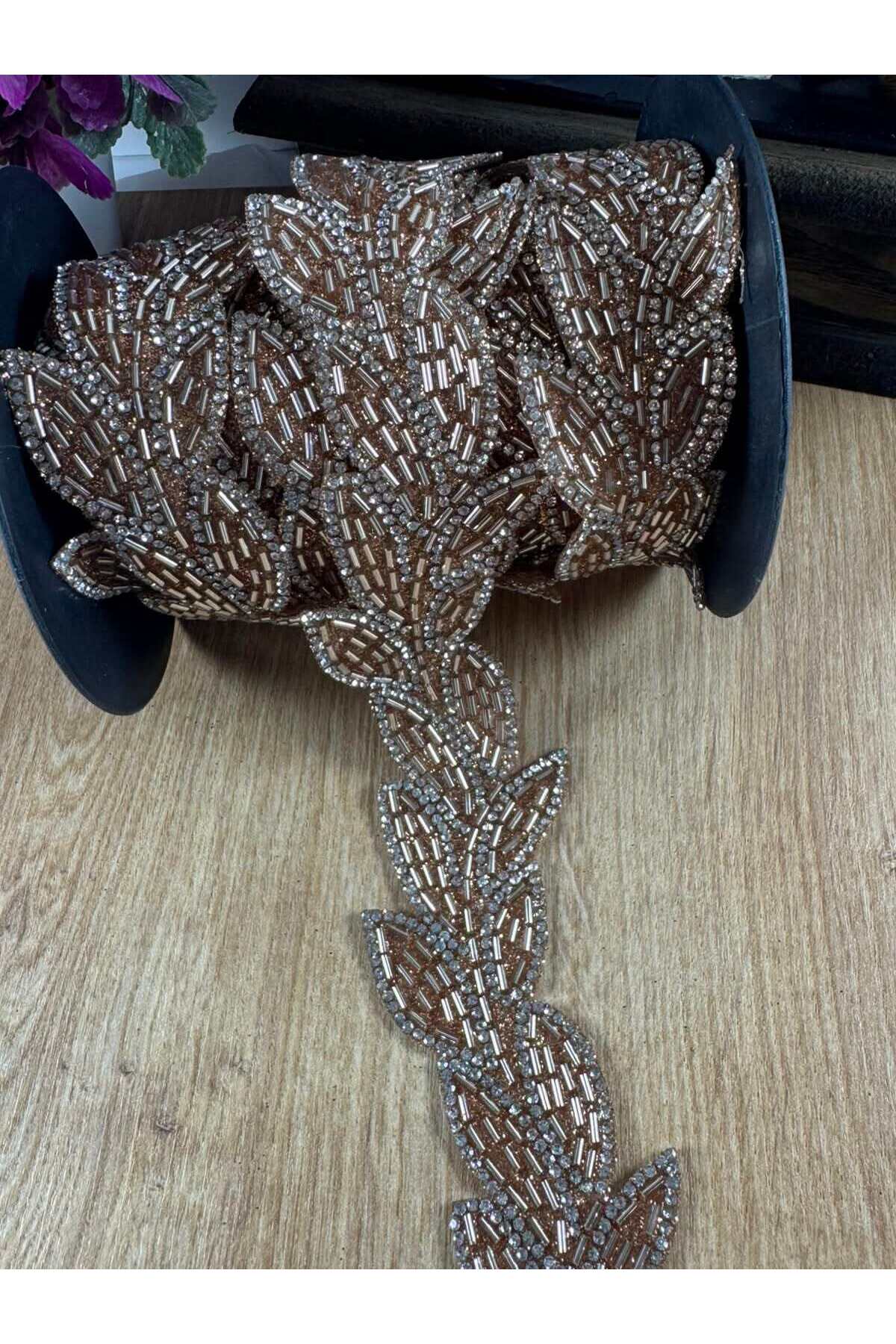 Yaprak desenli kristal taşlı yapışkanlı şerit aksesuar(1mt)