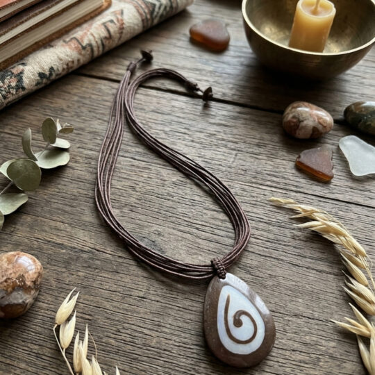 Doğal görünümlü spiral desenli kolye