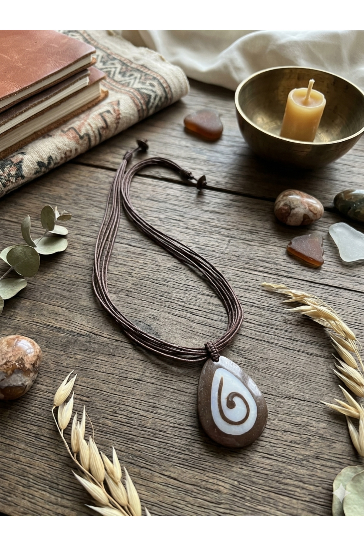 Doğal görünümlü spiral desenli kolye