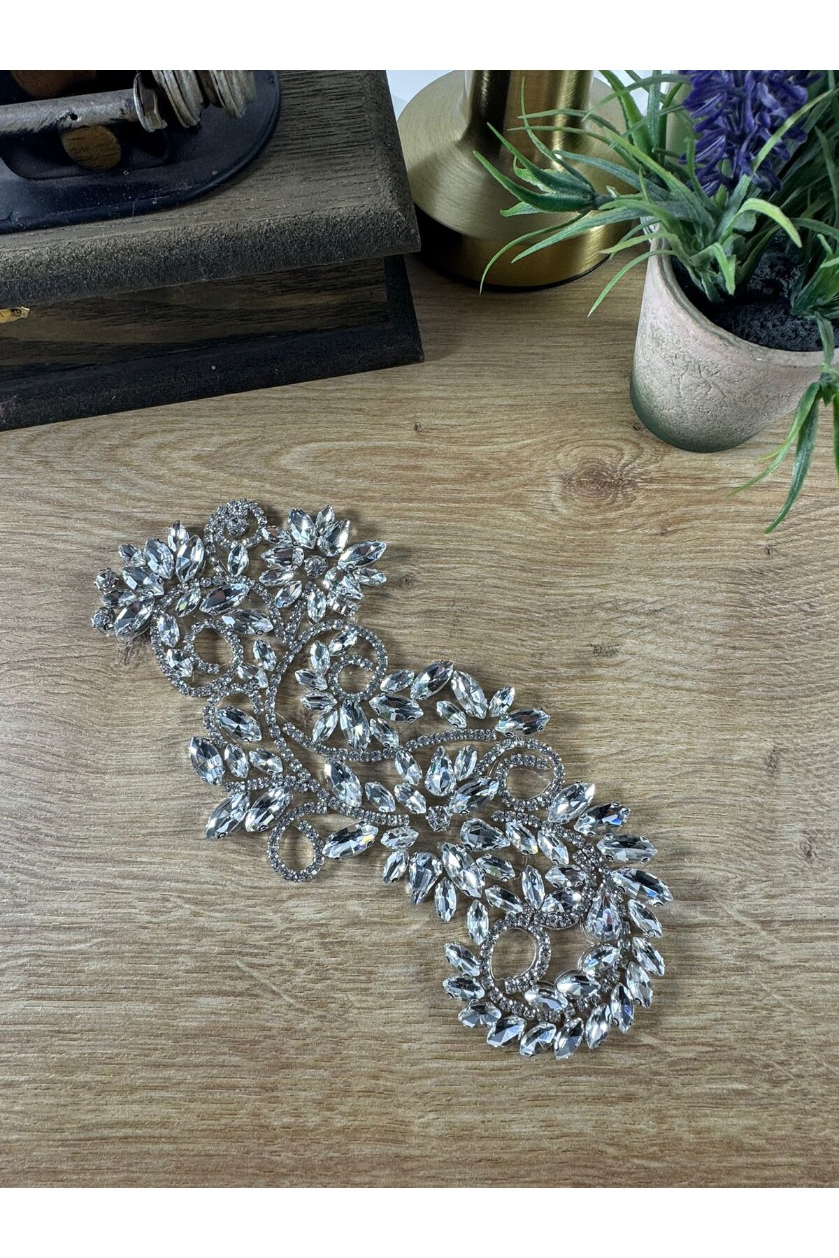 Kristal taşlı kıvrımlı yapışma aplik
