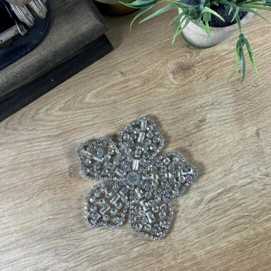 Taşlı çiçek form yapışma motif