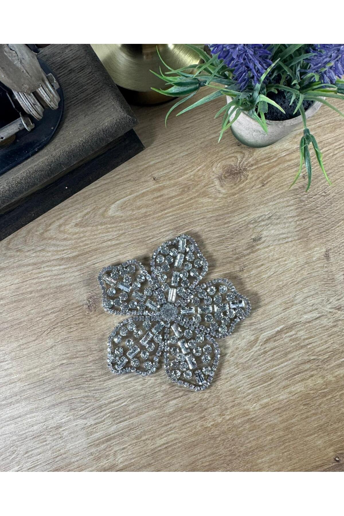 Taşlı çiçek form yapışma motif