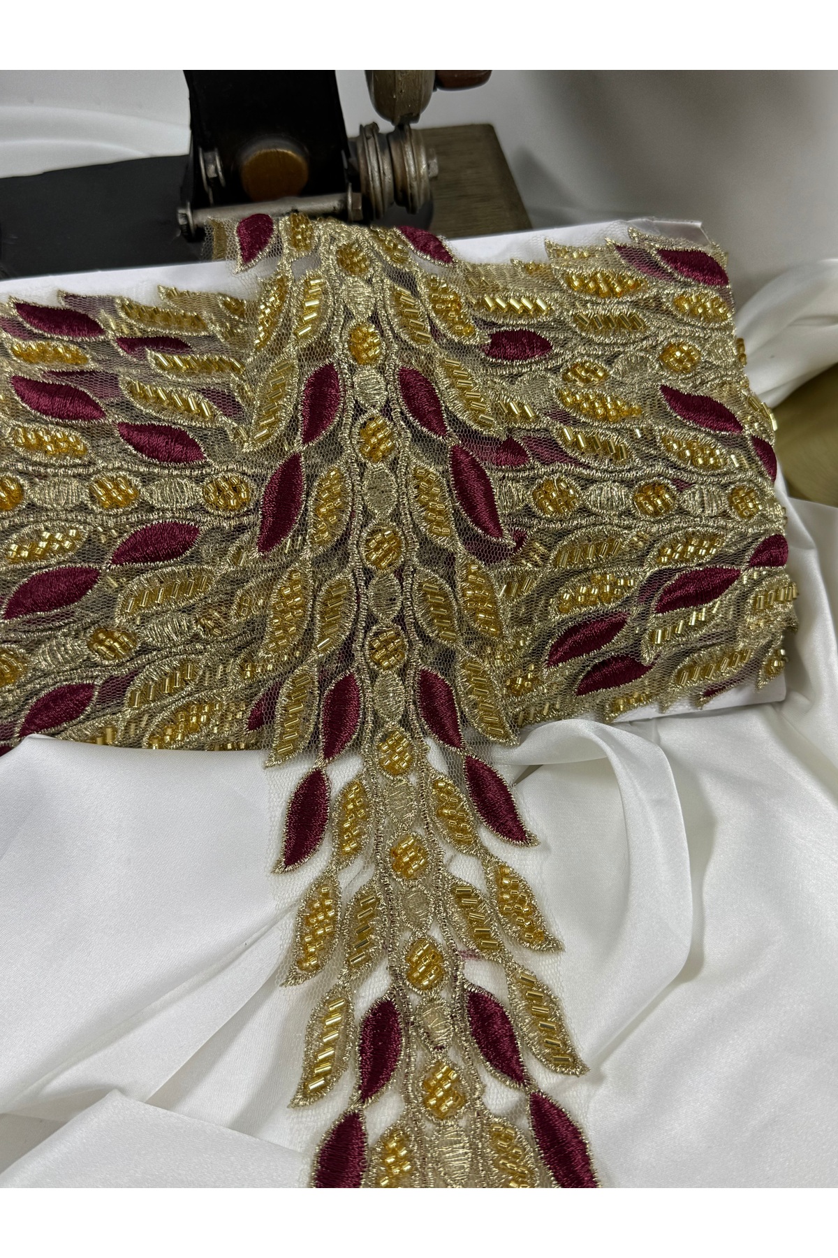 Nakış işlemeli gold boncuklu yaprak desen zarif dantel (1mt)