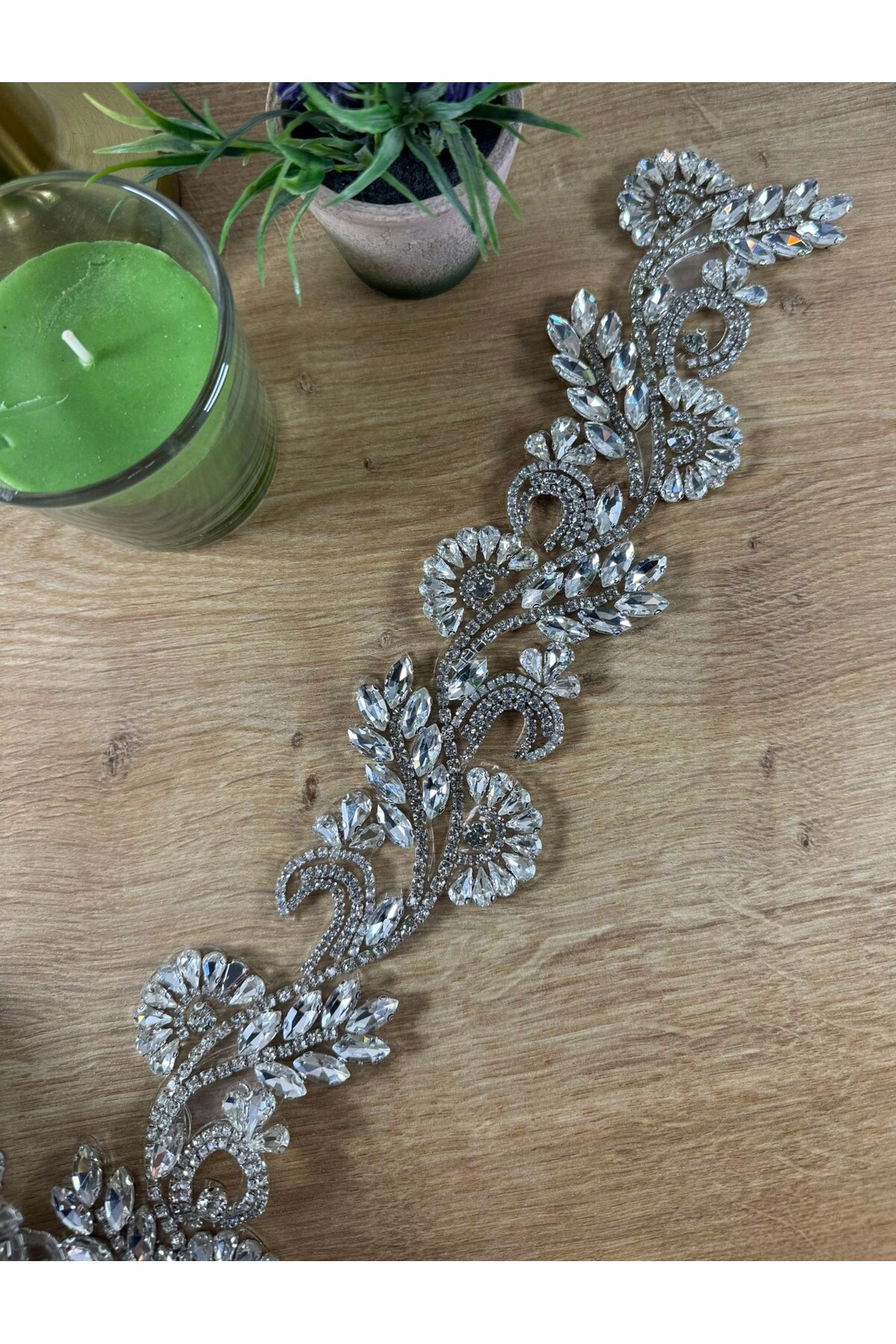 Kristal taşlı çiçek desen detaylı şık taşlı yapışma şerit (1mt)